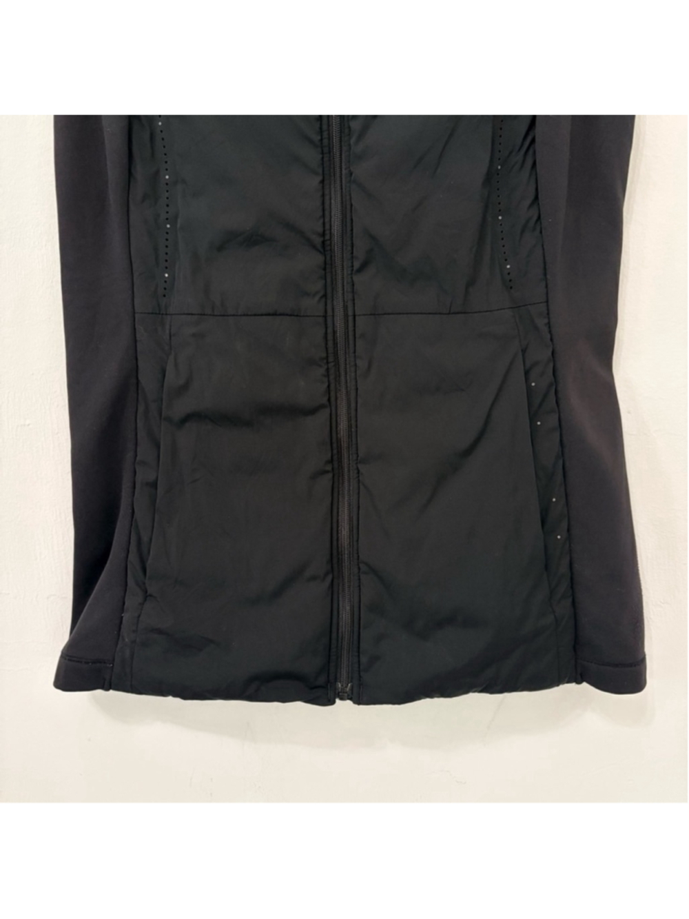 Lululemon Run For Cold Vest Black Sz 4 EUC - Picture 5 of 10